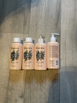 Cosmica Neroli Blossom duschkräm & lotion - Säljer två duschkrämer och en body lotion från Cosmica i serien Neroli Blossom med citrusdoft. Flaskorna är ljusrosa med blommigt tryck och vita lock/pumpar. Perfekt för dig som gillar fräscha och blommiga dofter i din hudvårdsrutin.