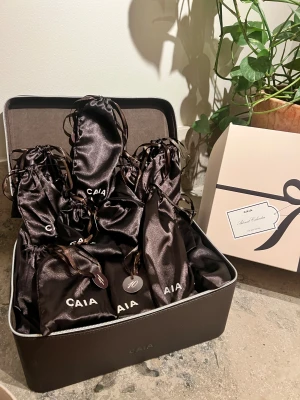 Julkalender från Caia Cosmetics - Julkalender / kalender från Caia! Inga produkter har öppnats och är i nyskick. Den kommer med 29st FULL size produkter som har ett värde på 8505kr. Jag kan mötas upp i Stockholm, helst vid Odenplan! 🎅🫶 