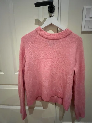 Rosa stickad tröja från Vero Moda - Rosa stickad tröja från Vero Moda i storlek S. Pris kan diskuteras!🩷