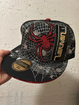 Broderi Keps  - Broderi keps med tag , 135kr/st , samma frakt 