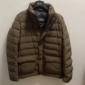 Herno jacka - Snygg  jacka från herno i storlek M/L. Säljes då den ej kom till användning