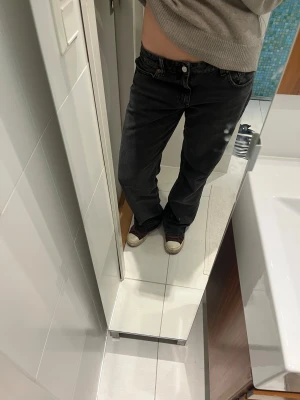 Svarta jeans från zara - Säljer ett par svarta baggy jeans från Zara! As snygga! Strl 40, då de ska sitta lite oversized men passar mig som normalt har 38, är 175! Pris kan diskuteras!