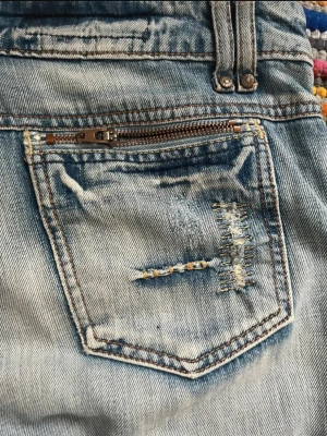coola light wash jeans - snygga och unika baggy/flared jeans från märket used//jeans! köpte de på humana secondhand i malmö 😌hittar inga lappar om storlek så kontakta vid mått eller frågor!
