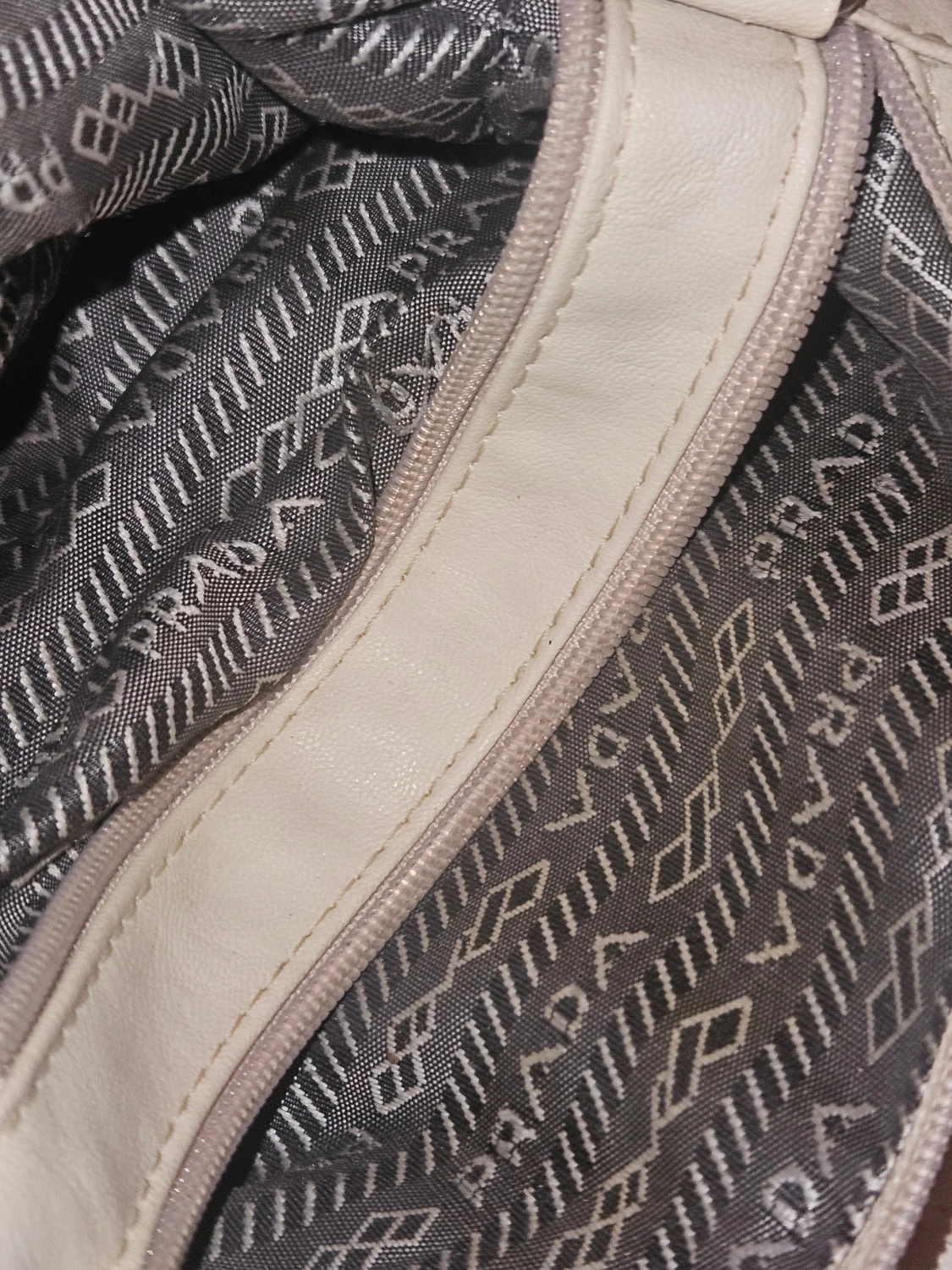 Vit handväska från Prada med rosett - 5