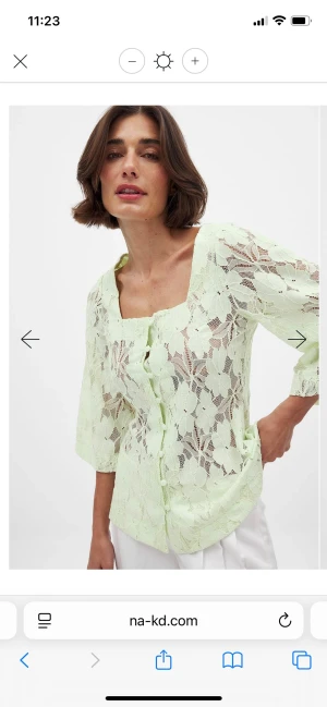 Ljusgrön spetsblus  - Superfin ljusgrön blus från NA-KD. Råkade köpa dubbletter därför säljer jag denna💗 lapp kvar och i orginalförpackning. Ord pris 499🤗storlek 38-40.