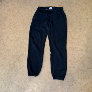 Mjukisbyxor  - Byxorna har resår i midjan och vid bensluten för en skön och avslappnad passform. Tillverkade i mjukt bomullsmaterial, perfekta för chill eller träning. Är ett set så om du vill ha koftan med så kolla in min profil. 