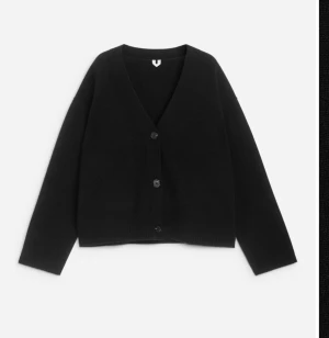 Svart kofta med v-ringning - En suuuper fin svart kofta från Arket i storlek M som är slutsåld. Använd två gånger så i nyskick! (Köpt för 850 kr)❣️