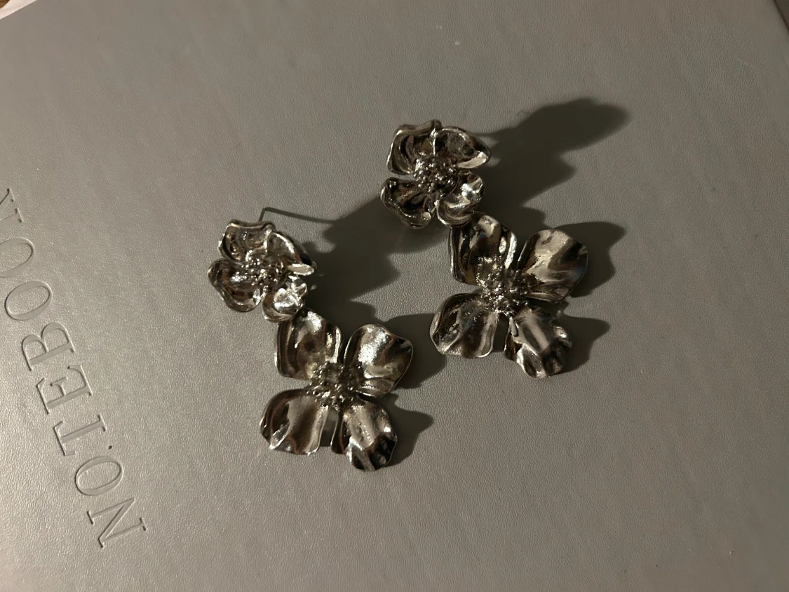 Silvriga blommiga örhängen - 2