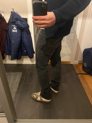 Archive Jack & Jones jeans  - Säljer ett par riktigt snygga Jack & Jones jeans i en äldre modell. Jeansens passform är något rakare och de lägger sig över skorna vilket är najs. Storleken passar som 31/34 men står 34/34 i dom av nån anledning. Kom med bud eller skriv vid fråga! OBS, det är slitningar inte hål. 