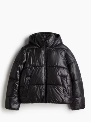 Svart pufferjacka med huva - Säljer en svart pufferjacka från Hm då den inte kommer till användning längre, den är i fint skick och inga skador