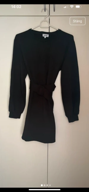 Bubbleroom - En jätte fin klänning från bubbleroom den går att gör tajtare i midja men hjälp av skärpet. Den är ej solblekt det ser bara ut så i bilden för ljuset är fel. I storlek S