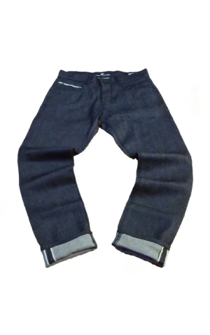 Tom Tailor mörkblå jeans Regular Slim - Mörkblå jeans från Tom Tailor, modell Josh Regular Slim. Klassisk femficksdesign med snygga kontrastsömmar och uppvikta benslut. Jeansen har en rak passform och är tillverkade i slitstarkt denimtyg med dragkedja i gylfen.