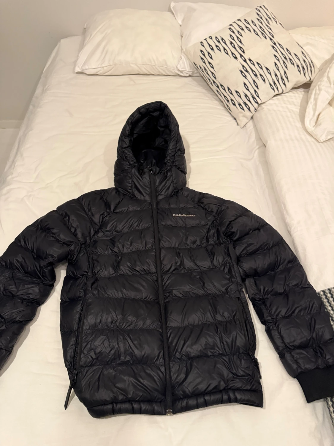 Svart dunjacka från Peak Performance