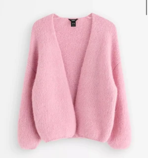 Ljusrosa stickad kofta från Lindex - Slutsåld rosa stickad kofta från Lindex med långärmad och loose passform. Storlek sx/s med mjukt material. Bra skick bara andvänd tre gånger💕 