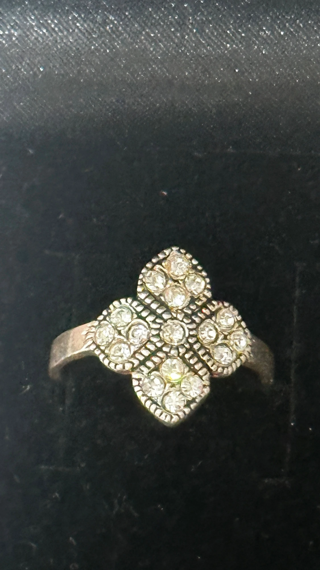 Silverring med glittrande stenar - 1