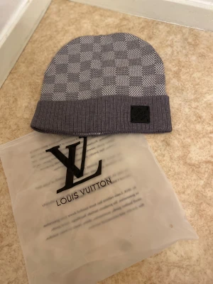 Grå rutig mössa från L -v - Säljer en helt ny mössa perfekt till vintern 