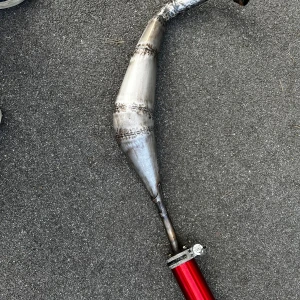 Voca warrior 50/70 cc - Unikt handgjort avgassystem för 2-taktsmotor, med snyggt svetsad finish och Snakeskin Racing-logga. Utrustad med röd ljuddämpare. Passar cross, enduro eller moped. Mycket bra skick, inga synliga skador eller bucklor. Perfekt för dig som vill ha bättre prestanda och utseende.