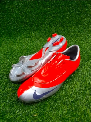 Nike Mercurial Steam V FG - Nike Mercurial Steam V FG I utmärkt skick!  Sällsynt och utmärkt skick! Inga defekter förutom en liten missfärgning på höger sko.   Skick: 9/10 Storlek: 45 Produktkoden: 354549-851