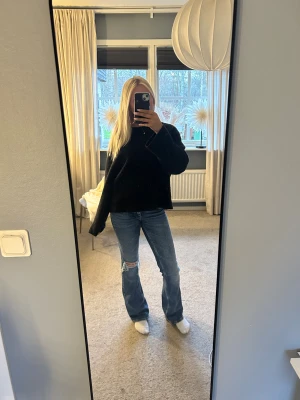 Bootcut jeans med hål - Säljer dessa blå jeans från Lindex som har ett hål på ena knät som jag har gjort. Dom har låg midja och är i fint skick!!