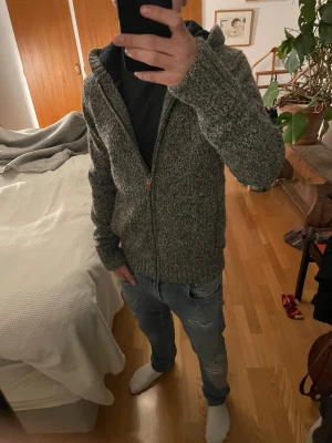 Archive stickad hoodie - Riktigt snygg stickad hoodie i bra skick perfekt till kallare vinterdagar ❄️| Storlek S | Skriv vid funderingar och skicka gärna bud!