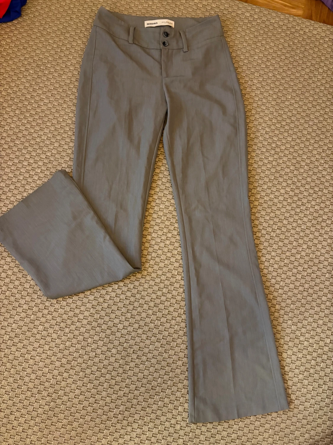 Grå bootcut kostymbyxor från Bershka - 1