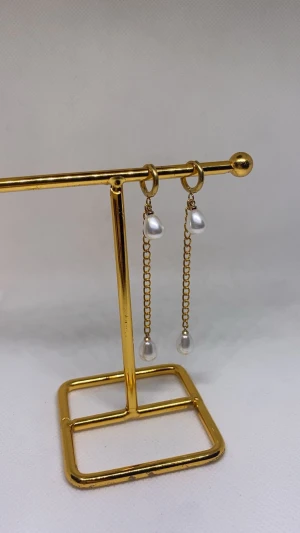 The long pearl earrings🤍✨ - Superfina handgjorda örhängen!💘Pris: 1 st (55kr) 2 st (109) Fraktkostnad: 18kr (vid köp genom Swish) Längd: 7,5 cm Material: plast, järn, rostfritt stål