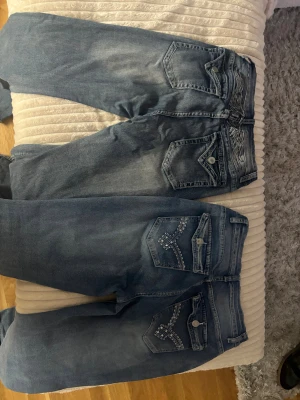 2 st bootcut jeans - jag säljer 2 par bootcut jeans från shein i storlek M/38 i midwaist. säljer då de inte används💕 hör av er vid frågor!