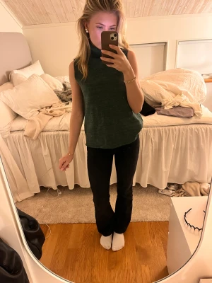 Svarta jeans - Svarta jeans som har blivit lite urtvättade men har mönster på bakfickorna och dubbla knappar i storlek 152 