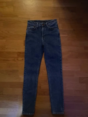  Nudie Jeans - Säljer ett par klassiska blå skinny jeans från Nudie Jeans i storlek 27/30. Modellen har hög midja, fem fickor. Pris kan diskuteras 