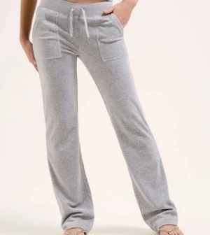 Gråa juicy couture xxs  - Säljer juicy couture byxor i storleken xxs! Har använt de ett par gånger men de är inte förstörda alls, pris kan diskuteras❣️❣️