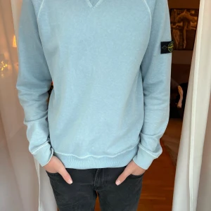 Stone Island sweatshirt - Fräsch stone Island tröja i bra skick, det ända är att de är två små fläckar på ena armen som syns på bild två, de borde gå bort i tvätten. För övrigt är den i super bra skick. Storlek 16 i junior men sitter som en S. Modellen är 178cm  #stoneisland #streetwear #grisch