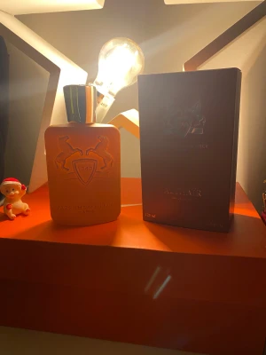 Parfums de Marly Althaïr 125ml - Althaïr Eau de Parfum från Parfums de Marly Paris. Snygg flaska och lyxig förpackning, perfekt för dig som vill sticka ut. Volym: 125 ml. 