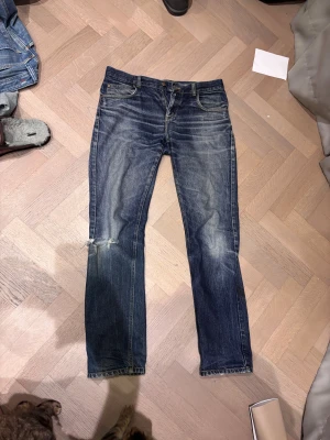 Galet feta jeans från human scales - Riktiga fet washed jeans från human scales, med slitningar. Nypris 2000+. Straight fit. Storlek 32/34, passar 31/32. Defekter visas i sista bild