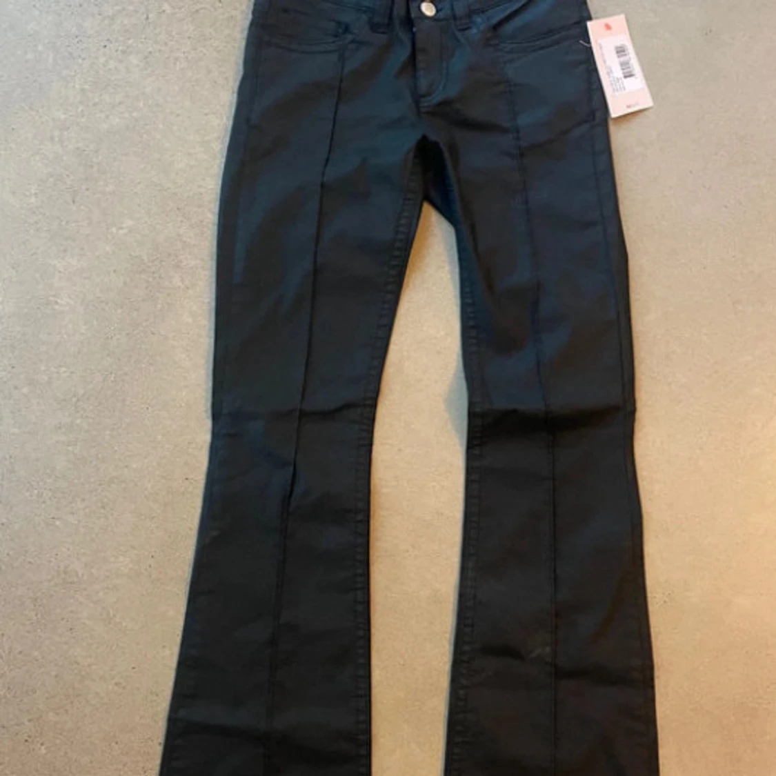 Svarta bootcut byxor med pressveck