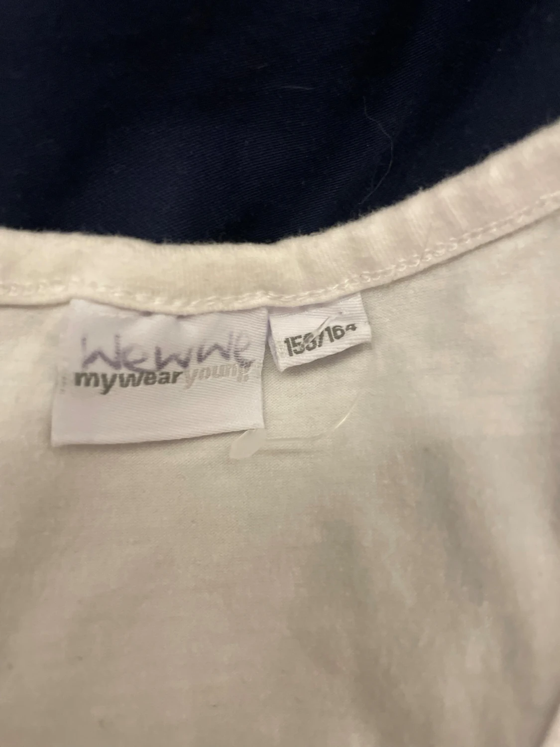 Vit linnetopp med blommor från Mywear - 2