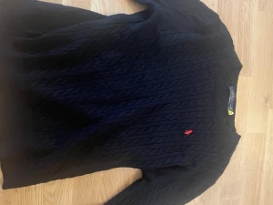 Svart kabelstickad tröja Polo Ralph Lauren - Svart kabelstickad tröja från Polo Ralph Lauren i storlek M. Har använt ett par gånger.