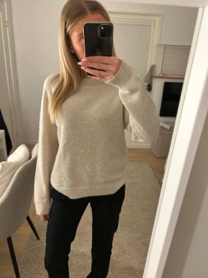 Beige stickad tröja från Vero Moda - Mysig beige stickad tröja från Vero Moda med rund halsringning och ribbade muddar. Nästintill aldrig använd. Storlek S💗