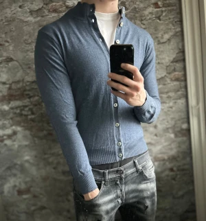 Stenströms kofta i merinoull - Mycket fint skick, lite krympt bara så sitter lite mindre. Storlek M från början men sitter som XS, passar dig som är mellan 160-170cm ungefär. Nypris ca 2500kr. Modellen är 185 cm, 79 kg. Passar bra nu till vintern. Skriv för mer information!🤝