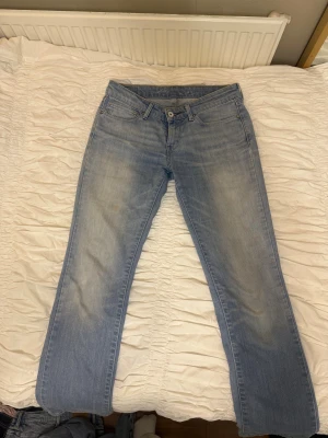 Levi's jeans - Supersnygga ljusblå Levi's jeans med femficksdesign och I bootcut, dock lite mer åt det raka hållet. Pytte liten fläck där fram som knappt syns. Säljer då de inte kommer till användning. Storlek : W27 L32 Midjemått : 72-74 cm Innerbenslängd: 78 cm 💓