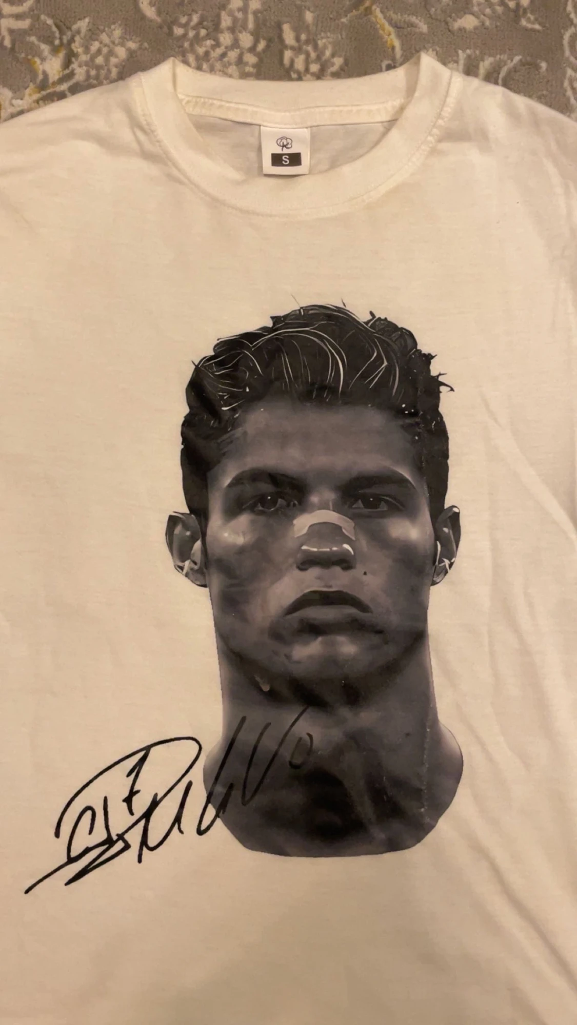 Vit t-shirt med tryck och grafisk design