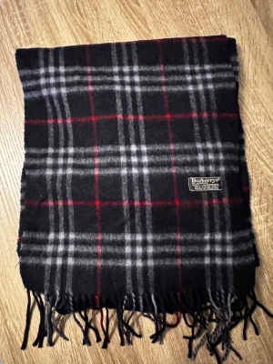 Burberry halsduk  - Väldigt bra skick på den, inga skavanker eller dålig lukt! Perfekt nu till vintern eller julklapp. Ny priset ligger på ca 5000kr!