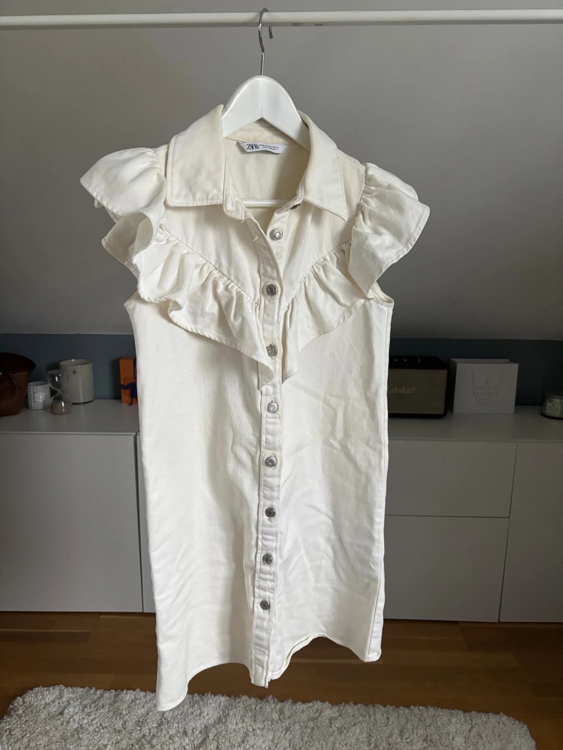 Vit kort klänning med volang från Zara - 3