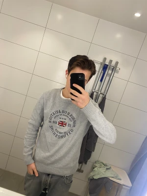 Stickad Morris tröja - Jag säljer en riktigt fet stickad Morris tröja som är perfekt nu inför vintern❄️ || Skick: 9/10 ||Storlek: M || Modellen är 178cm🙌 || Tveka inte på att ställa frågor😉