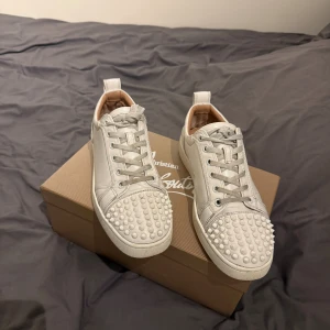 Christian Louboutin  - Christian Louboutin sneakers i vit färg, storlek 41. Har använt dem flera gånger, men de är fortfarande i bra skick med normalt slitage - vid funderingar är det bara att skriva.