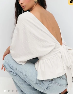 Blus tie back top - Superfin blus ifrån Gina tricot med öppen rygg som man knyter med en rosett, helt ny aldrig använd säljer för den inte kommer till användning, jättefint material och passar perfekt till festligare tillfällen😍slut på hemsidan