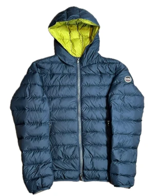 Mörkblå Colmar pufferjacka med huva - Säljer en mörkblå pufferjacka från Colmar med limegrönt foder i huvan. Jackan har en snygg quiltad design, dragkedja framtill och två sidofickor med dragkedja. Perfekt för kalla dagar och har en modern look med normal passform och lång ärm. Storlek Medium