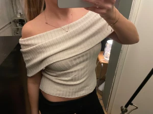 Beige ribbad offshoulder topp Stockh LM - Säljer en beige ribbad offshoulder topp från Stockh LM Studio i storlek S. Toppen är i mjukt  material. Sparsamt använd