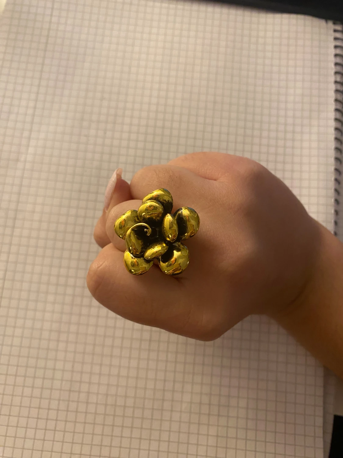 Guldig blomformad ring