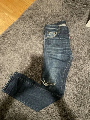 Dsquared2 - Dsquared2 jeans jätte snygg skick 8/10 passar till typ allt | skickas inom 0-1 dag
