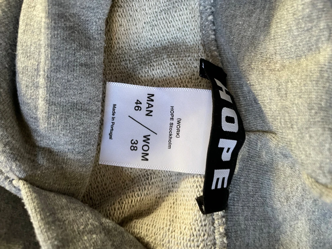 Grå hoodie från HOPE Stockholm - 2